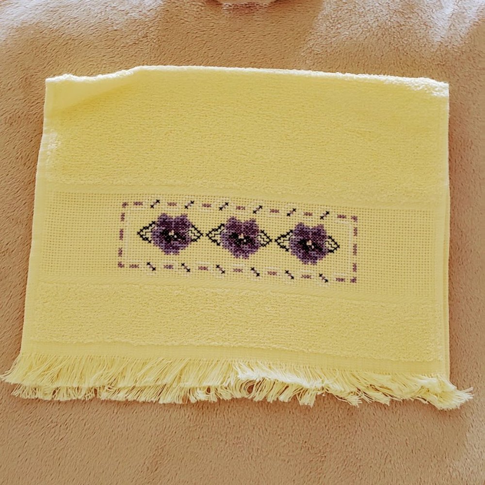 Pansy Guest Towel